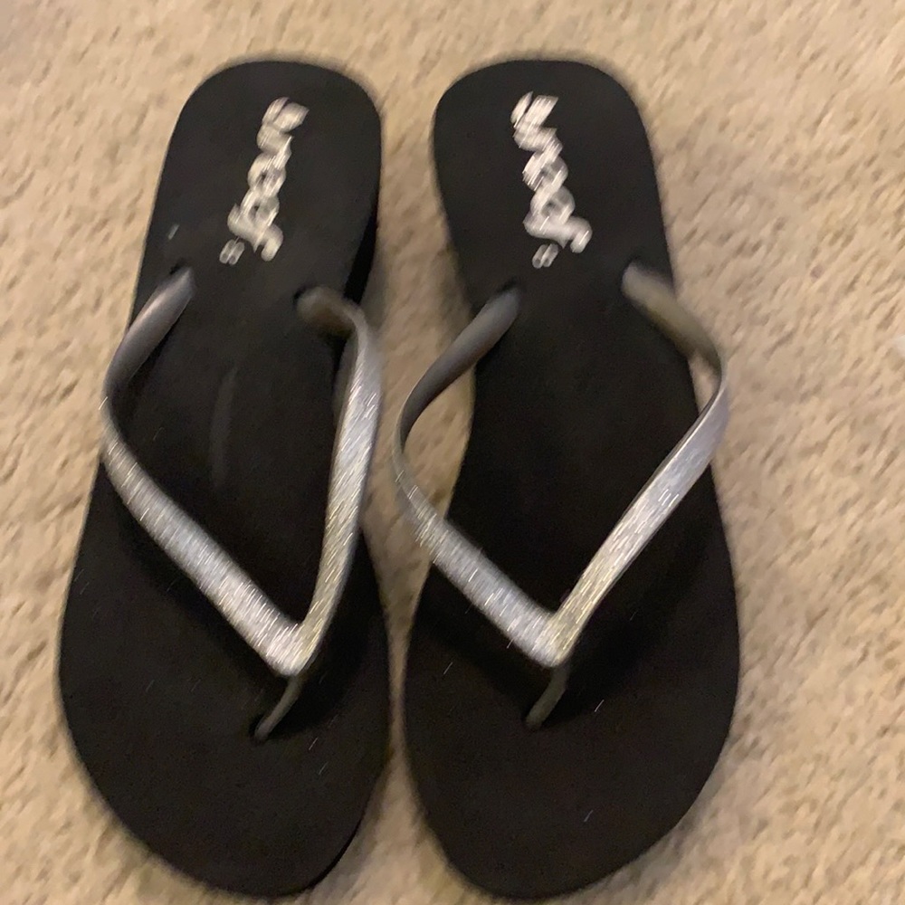 Medium heel flip flops